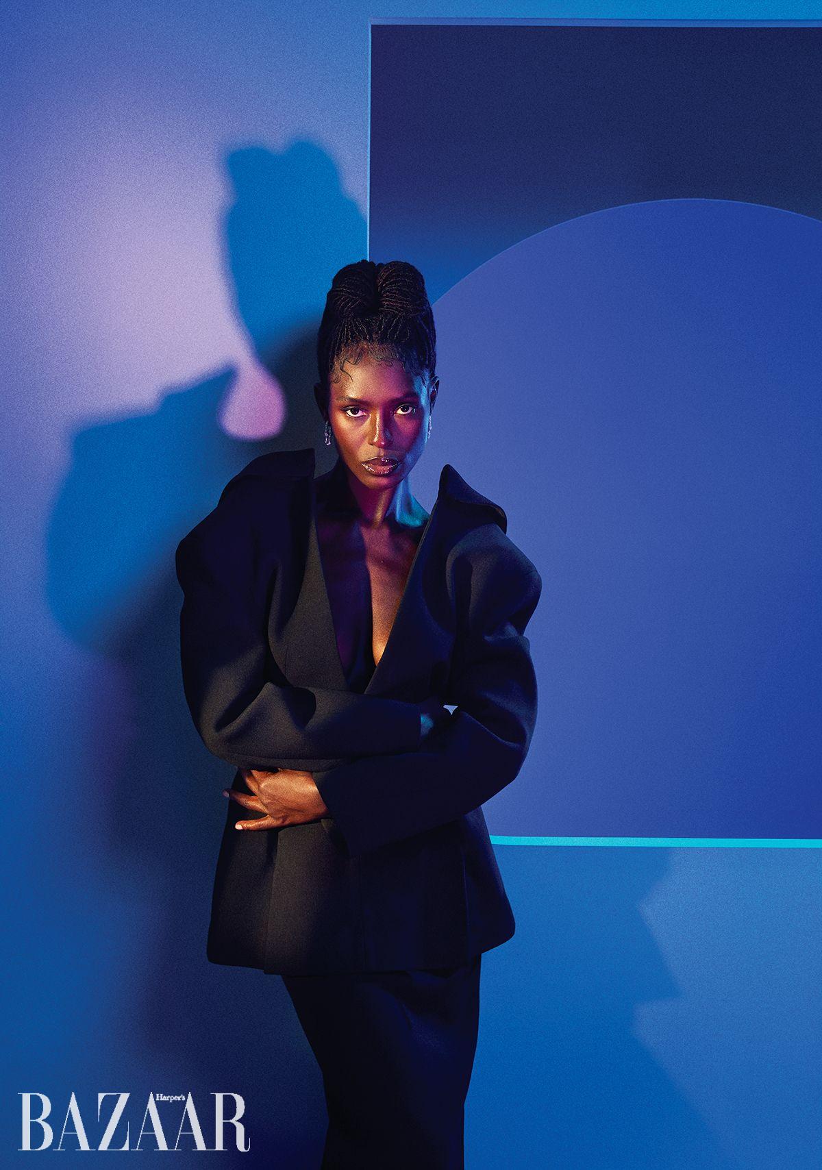 재킷, 스커트는 Givenchy by Sarah Burton. 화이트 골드·다이아몬드가 세팅된 귀고리는 Tiffany & Co..