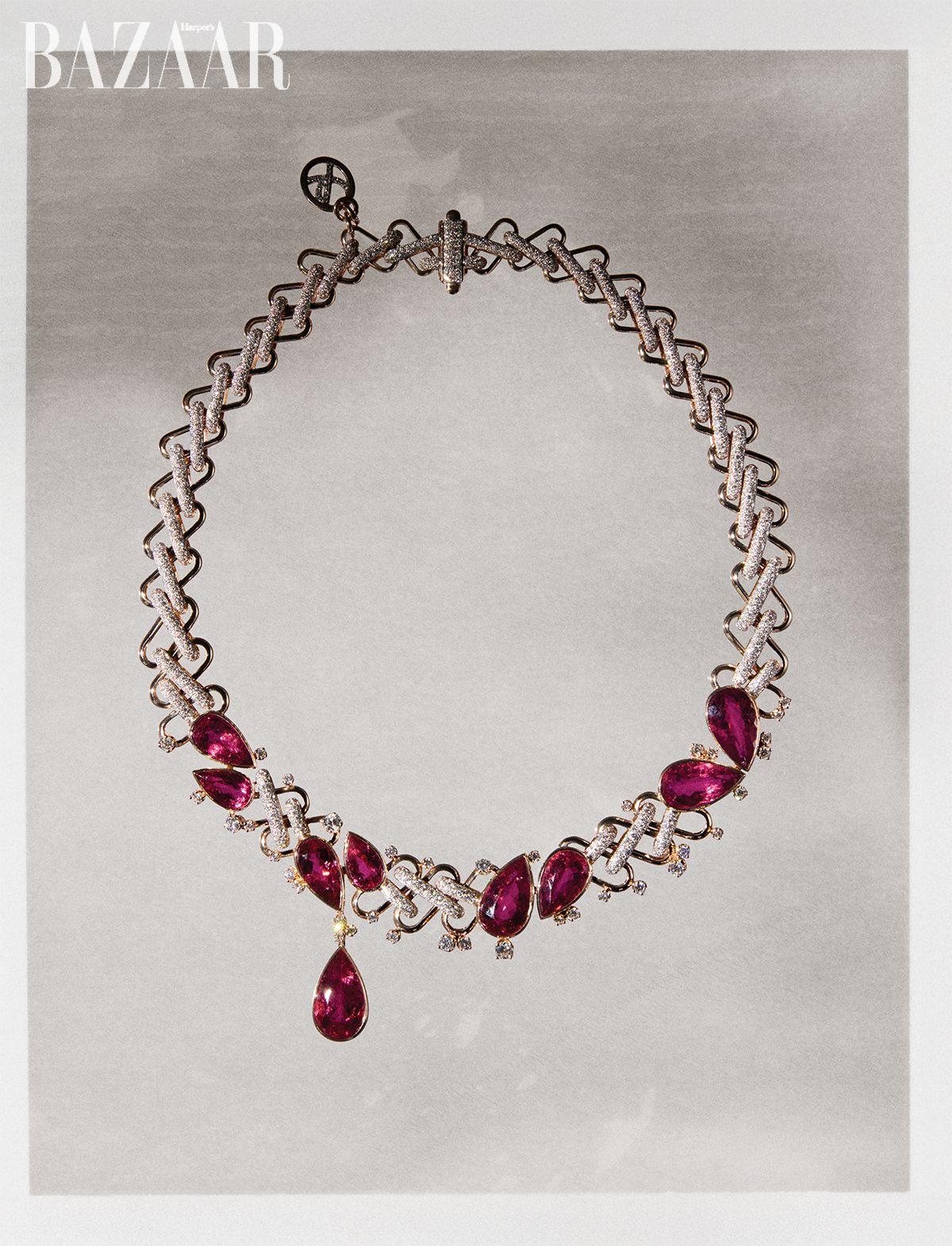  로즈 골드 체인을 따라 다이아몬드와 루벨라이트가 리듬감 있게 어우러진 ‘리비에르’ 네크리스는 Pomellato. 