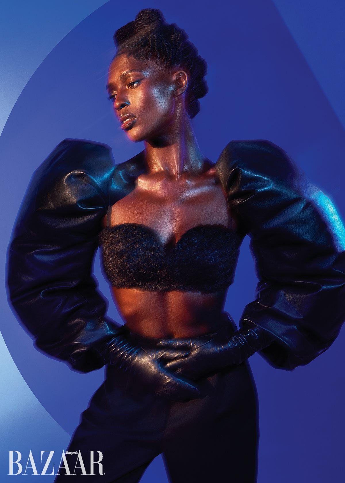 모헤어 브라, 울 팬츠, 레더 슬리브는 모두 Givenchy by Sarah Burton.