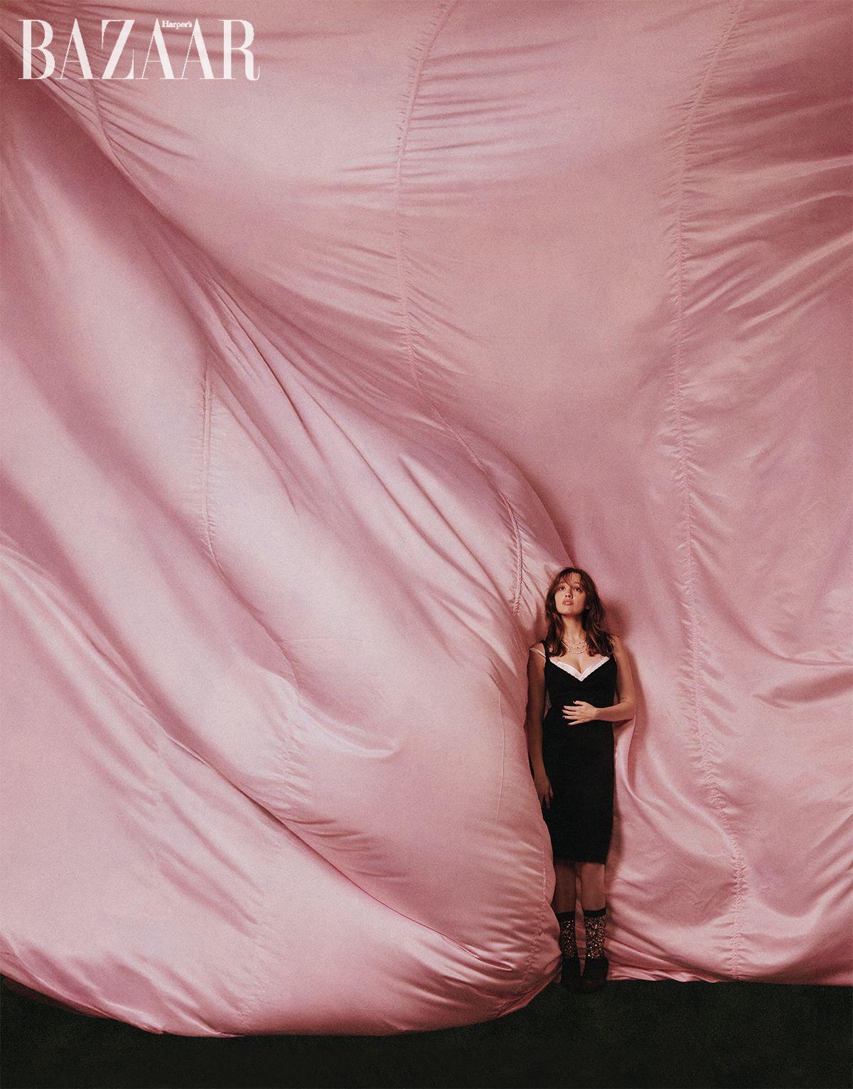 드레스, 베스트, 브라, 힐은 모두 Miu Miu. 화이트 골드와 다이아몬드가 세팅된 목걸이는 De Beers. 