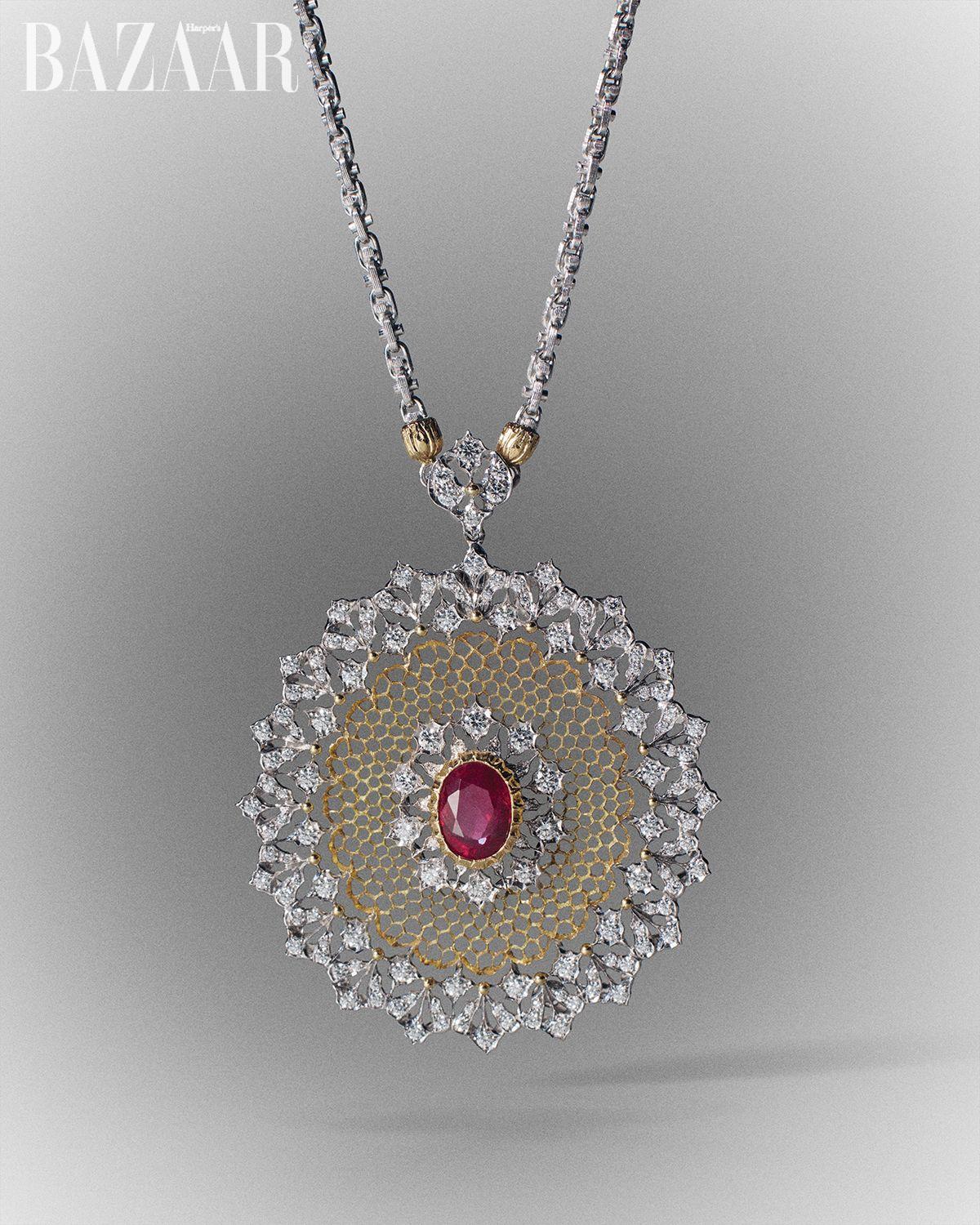 중심에 자리한 루비가 압도적인 옐로·화이트 골드 ‘로쏘 푸오코 펜던트’ 네크리스는 ‘유니카’ 컬렉션 Buccellati.