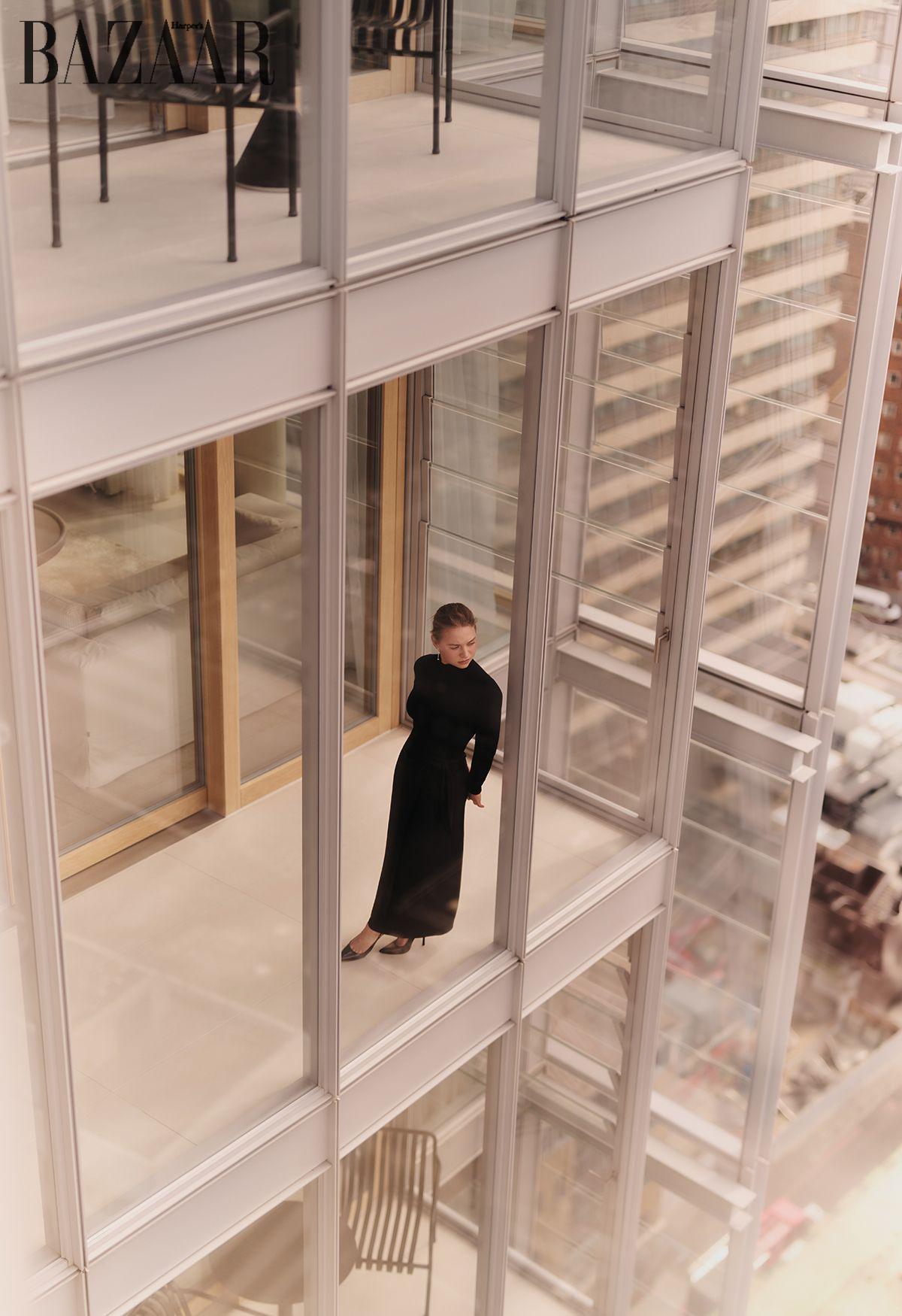 실크 바디수트, 스커트는 Loro Piana. 화이트 골드·다이아몬드가 세팅된 귀고리는 Cartier High Jewellery. 힐은 Jimmy Choo. 