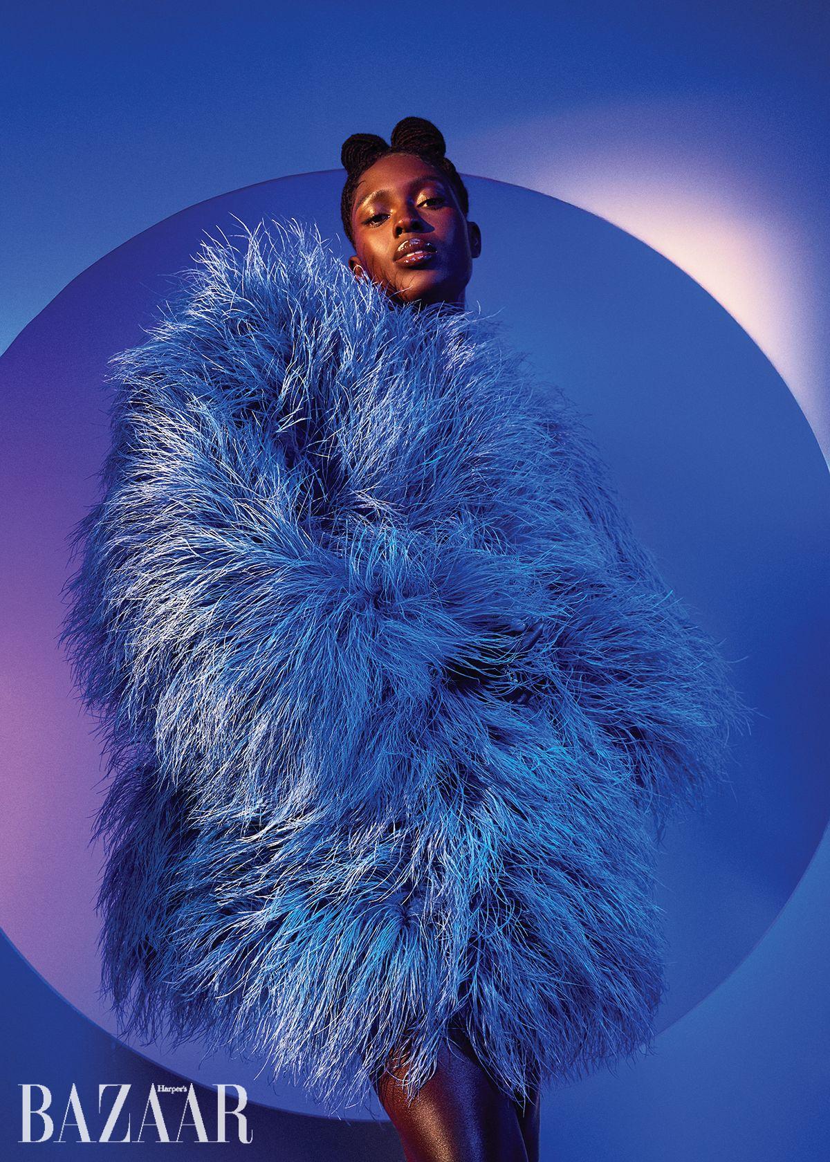 페더 실크 코트는 Gucci.