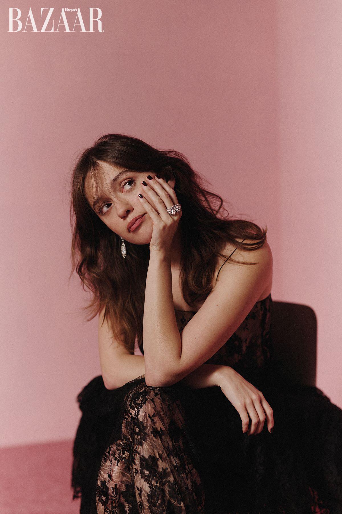 레이스 드레스는 Chloe. 화이트 골드와 다이아몬드가 세팅된 귀고리, 반지 세트는 De Beers.