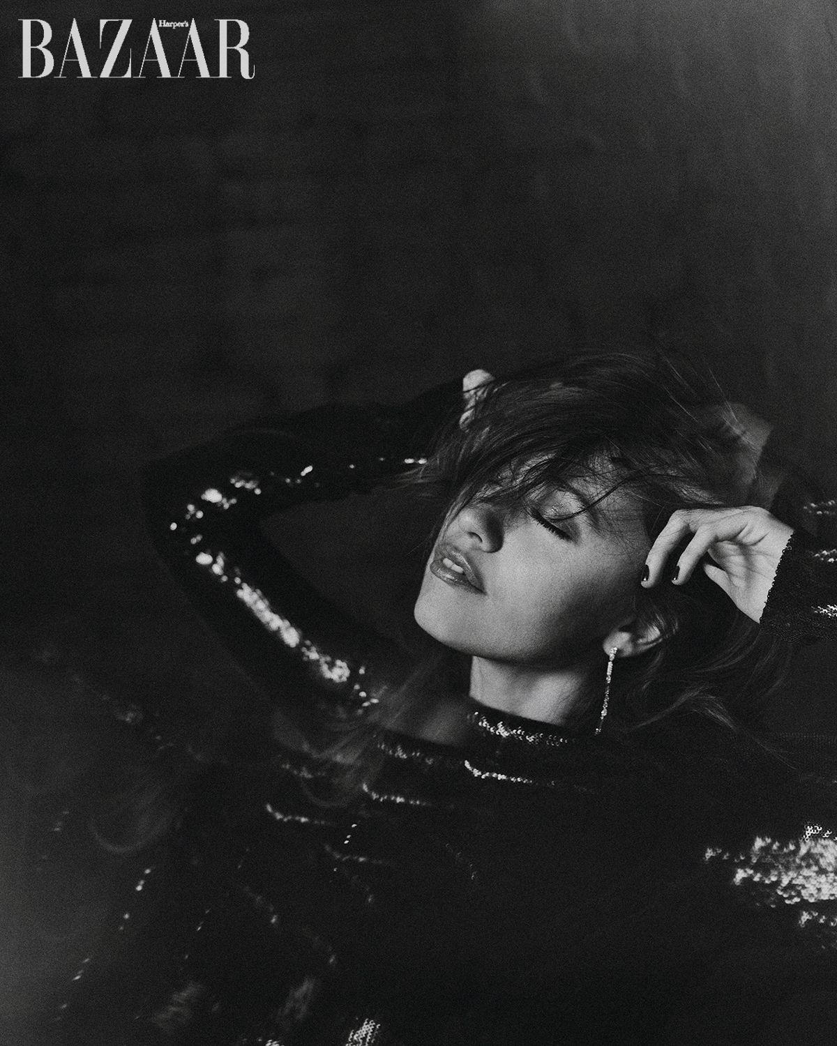 시퀸 톱은 Toteme. 귀고리는 De Beers.