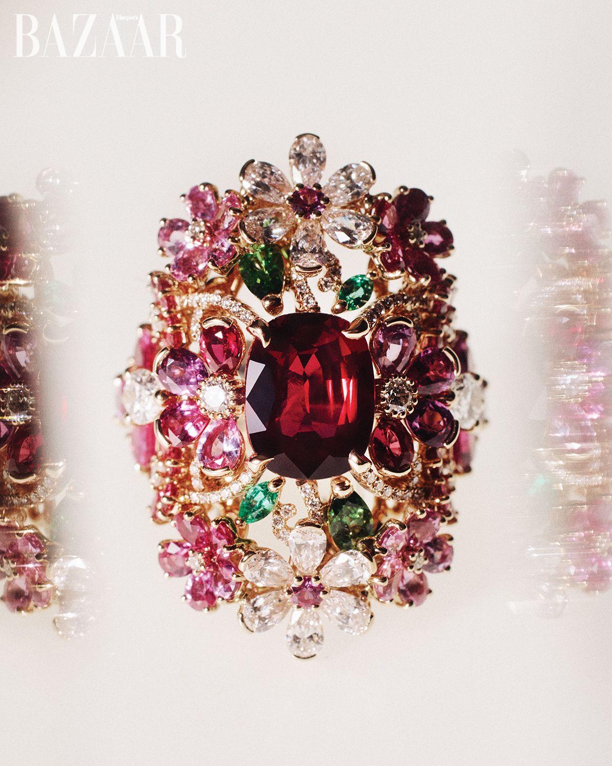 핑크 골드와 다이아몬드, 루비, 에메랄드, 핑크 사파이어, 로돌라이트, 차보라이트가 조화를 이루는 ‘디오렉스퀴’ 링은 Dior Joaillerie.