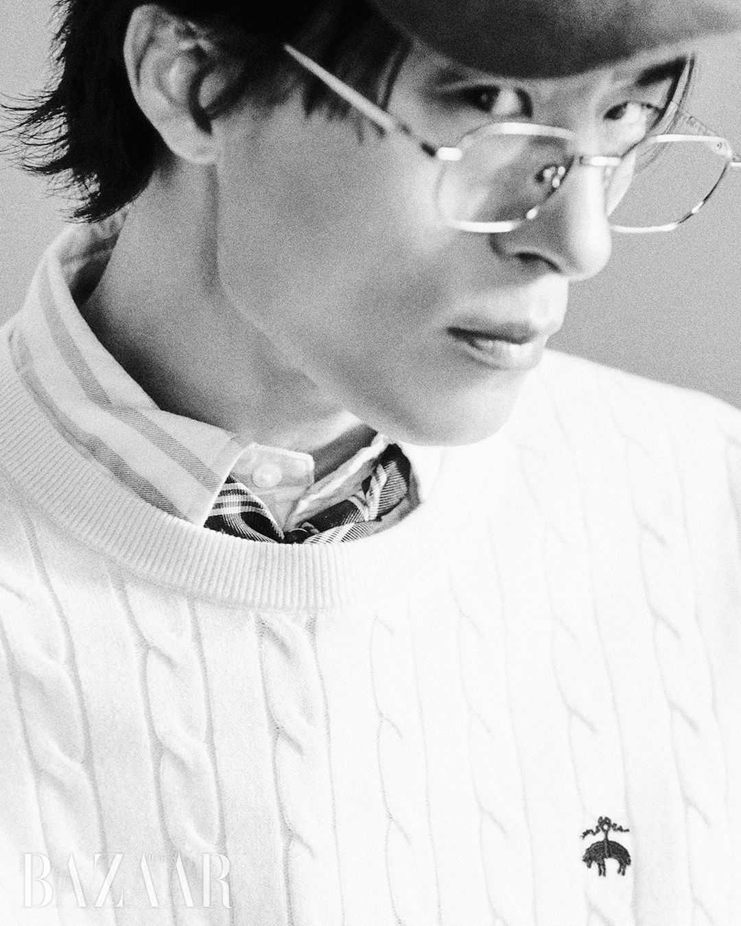 코튼 케이블 크루넥 반팔 스웨터는 17만9천원, 스트라이프 패턴의 프라이데이 옥스퍼드 셔츠는 17만9천원, BBUS 볼캡은 7만9천원, 스트라이프 랩 타이는 13만9천원 모두 Brooks Brothers.