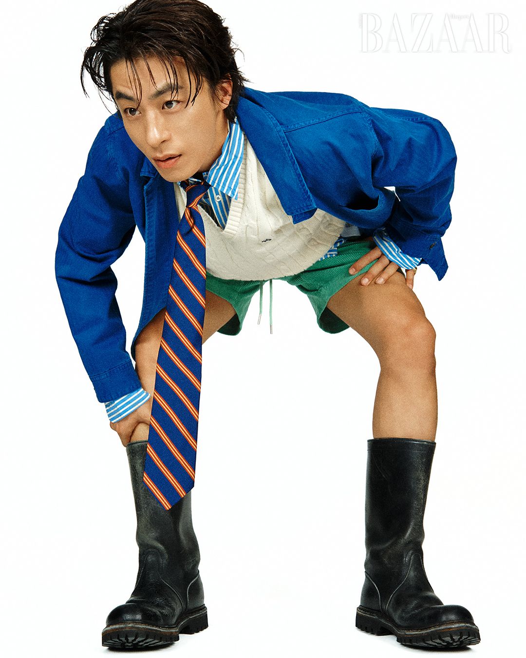 코튼 초어 재킷은 49만9천원, 베스트는 17만9천원, 스트라이프 패턴의 프라이데이 포플린 셔츠는 17만9천원, 프라이데이 코듀로이 쇼츠는 17만9천원, 스트라이프 랩 타이는 13만9천원 모두 Brooks Brothers.