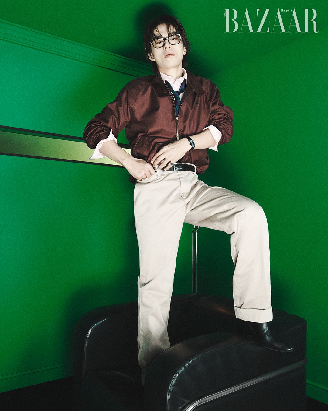 버건디 컬러의 헤링턴 재킷은 32만9천원, 옥스퍼드 빅 로고 셔츠는 25만9천원, 헤리티지 치노 팬츠는 25만9천원, 스트라이프 랩 타이는 13만9천원 모두 Brooks Brothers.