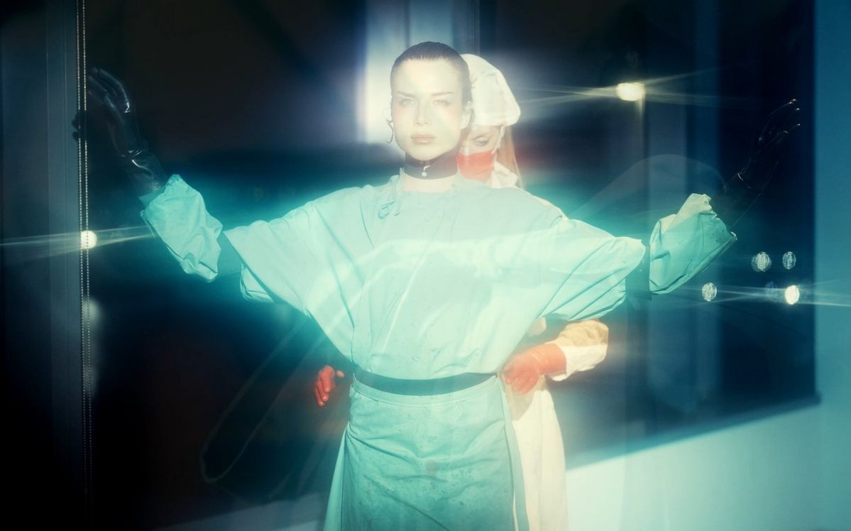 아그네스 퀘스천마크, 의료(수)술 Opera Medica, 2024, 3채널 비디오, 컬러, 사운드, 9분 25초, 스틸 컷. 이미지 ⓒ 아그네스 퀘스천마크 2024, 작가 제공