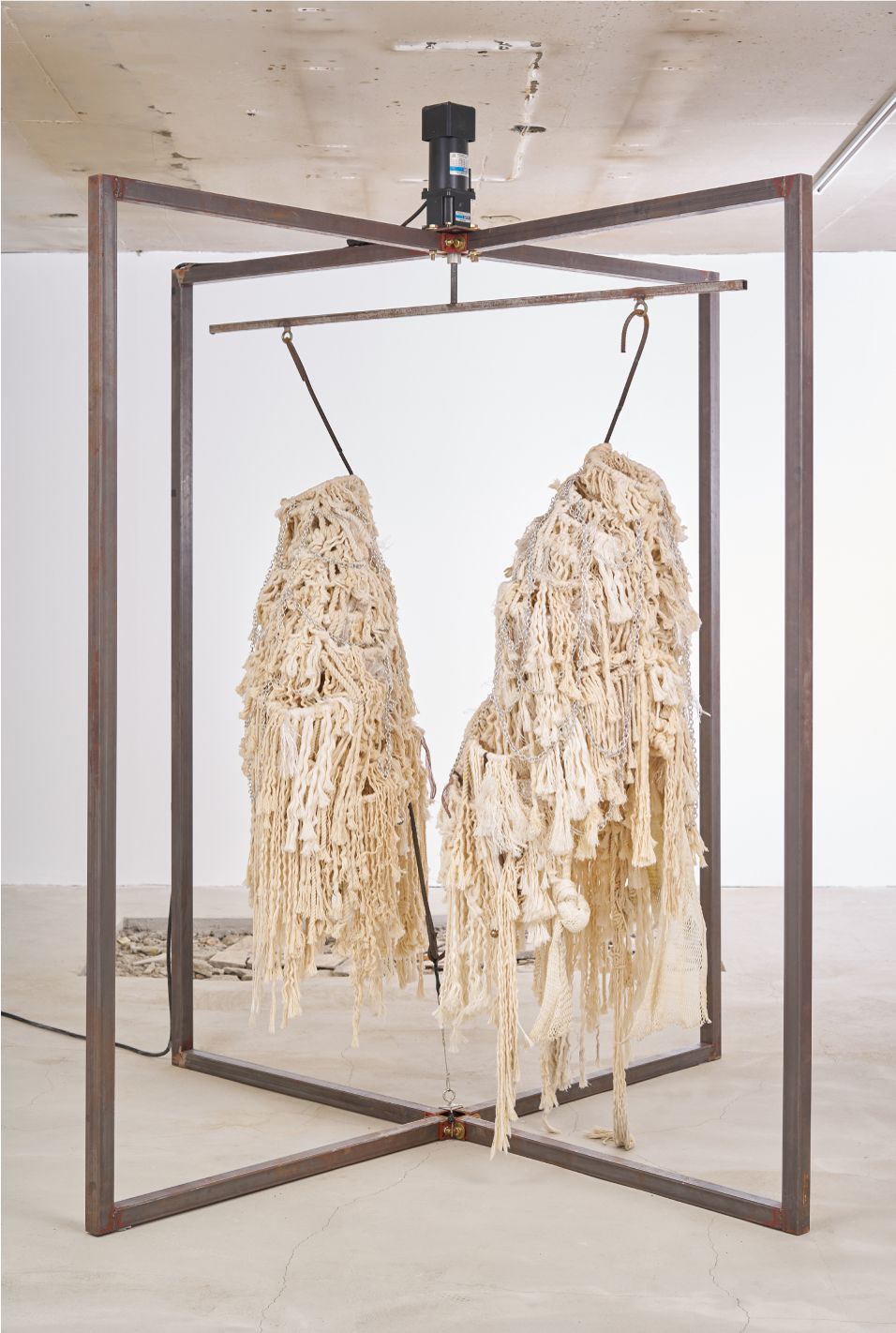 유지오, ↔, 2018, 강관, 밧줄, 직류 전동기, 끈, 알루미늄 체인, 230x140x140cm. 이미지 © 유지오 2018, 작가 제공