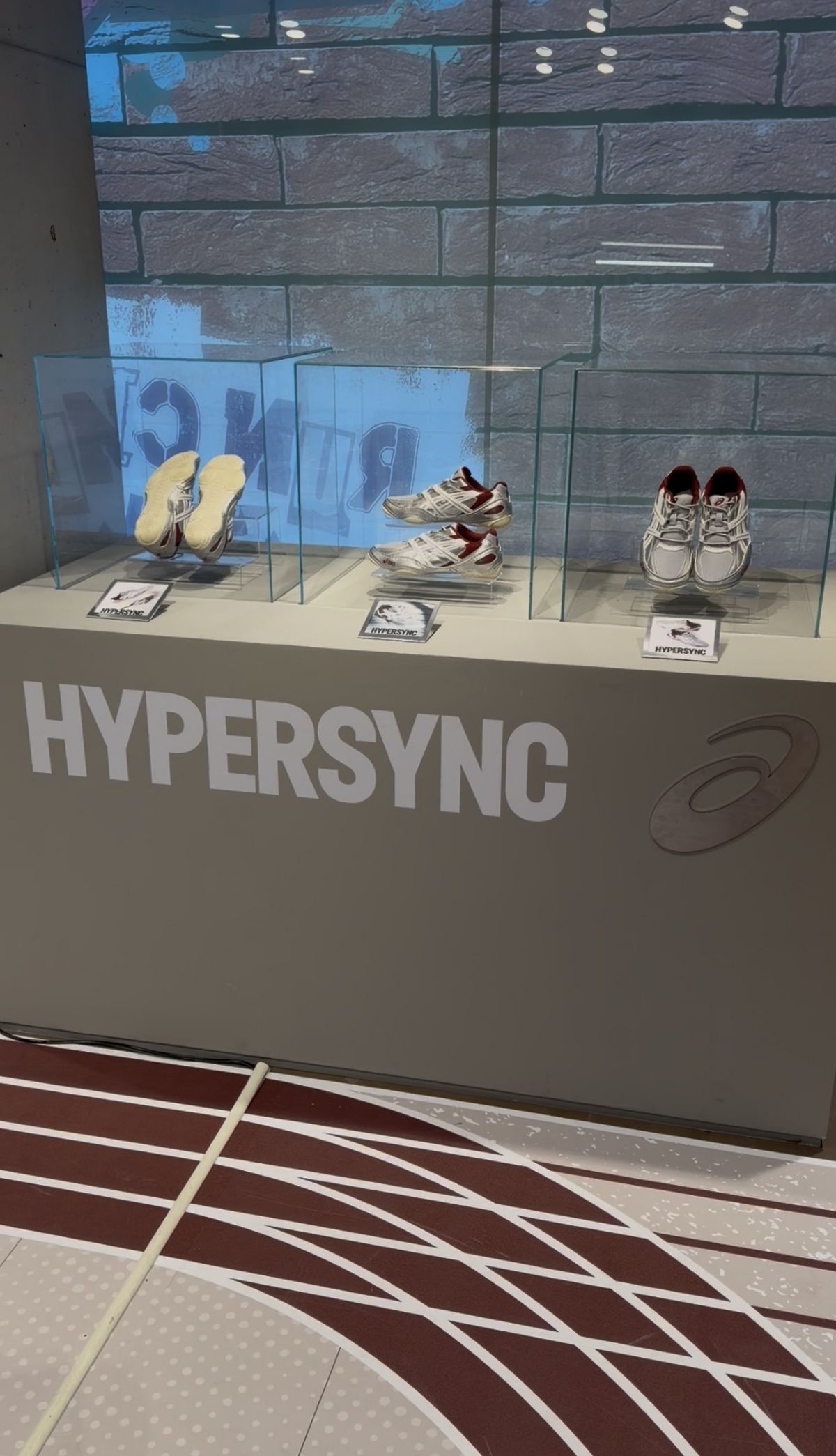 아식스 팝업에서 만나보는 두 가지 제품들