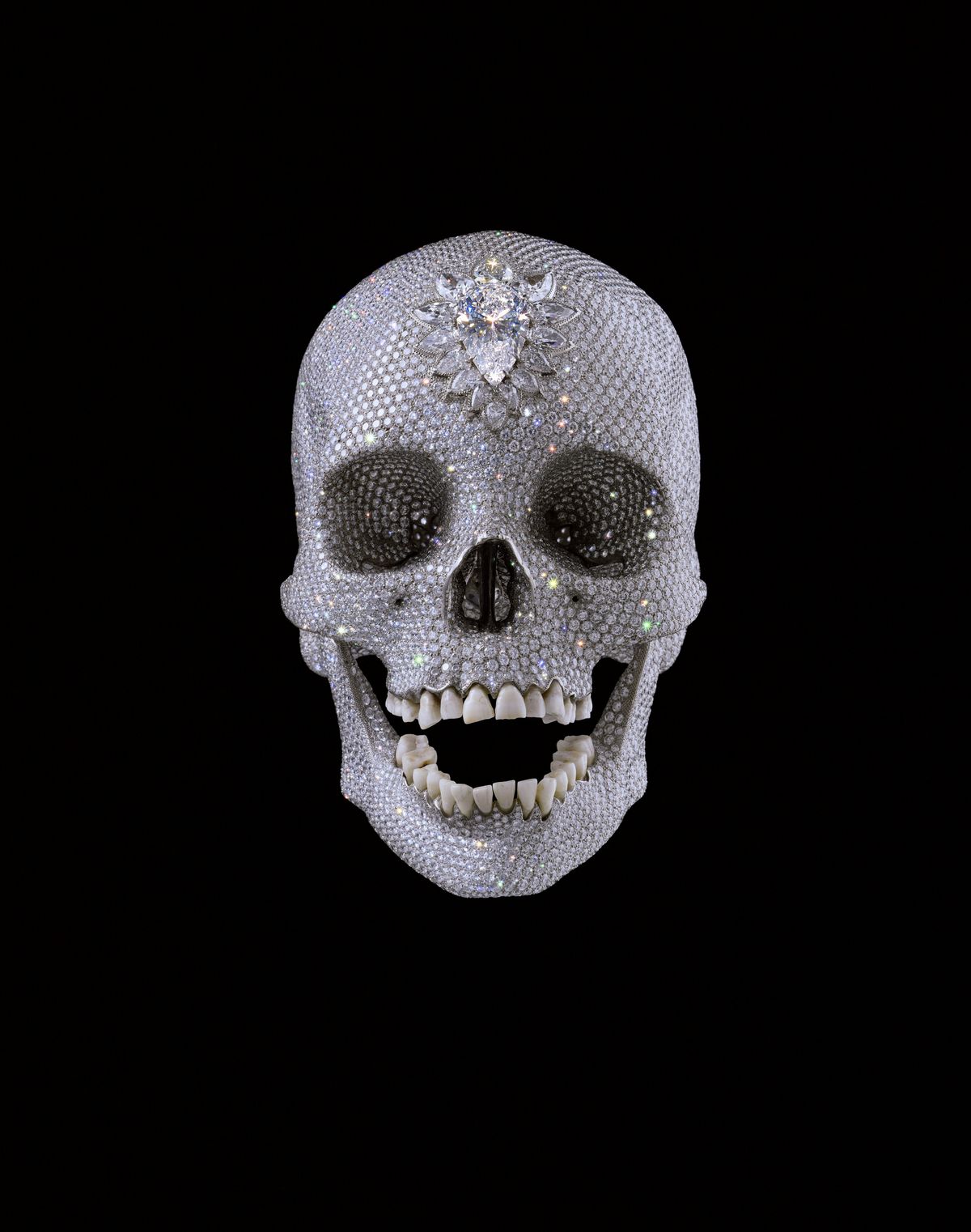 <신의 사랑을 위하여>, 2007, 백금, 다이아몬드, 인간의 치아, 17.1 x 12.7 x 19 cm. 개인 소장. © Damien Hirst and Science Ltd. All rights reserved, DACS 2026. Photographed by Prudence Cuming Associates