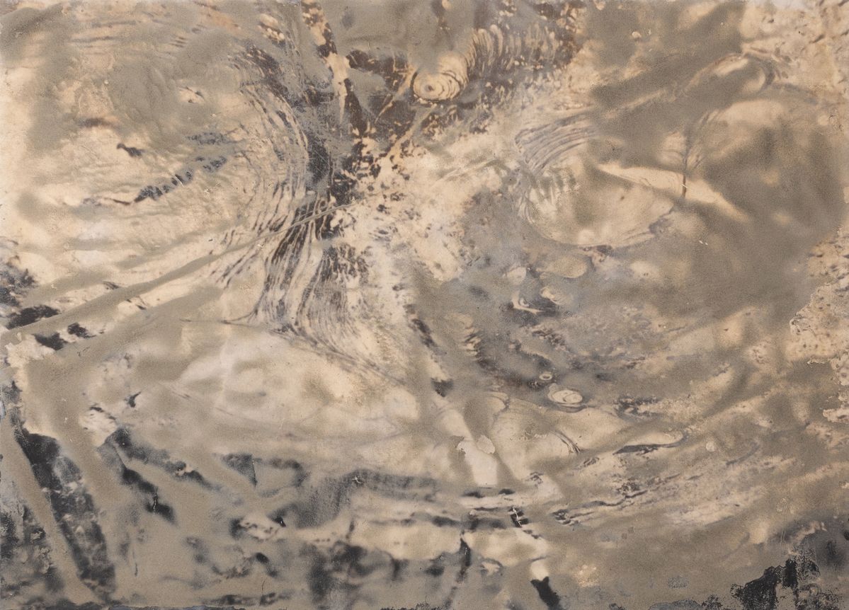 강지웅, ‹사리›, 2023. 디지털 피그먼트 프린트 위에 갯벌 토사, 나무 패널에 고정, 73 x 100 cm. Jioong Kang, Sari (Spring Tide), 2023, sea mud stains on digital pigment print, mounted on wood panel, 73 x 100 cm