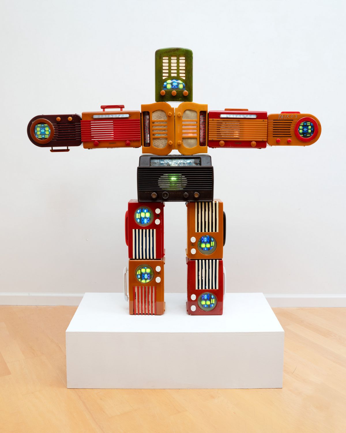 NAM JUNE PAIK Bakelite Robot, 2003 Single-channel video (color, silent), LCD monitors, Bakelite radios, electric lights, media player, and permanent oil marker 50 1/2 x 56 3/8 x 9 inches (128.3 x 143.2 x 22.9 cm) © Nam June Paik Estate Photo: Ben Blackwell Courtesy Gagosian 