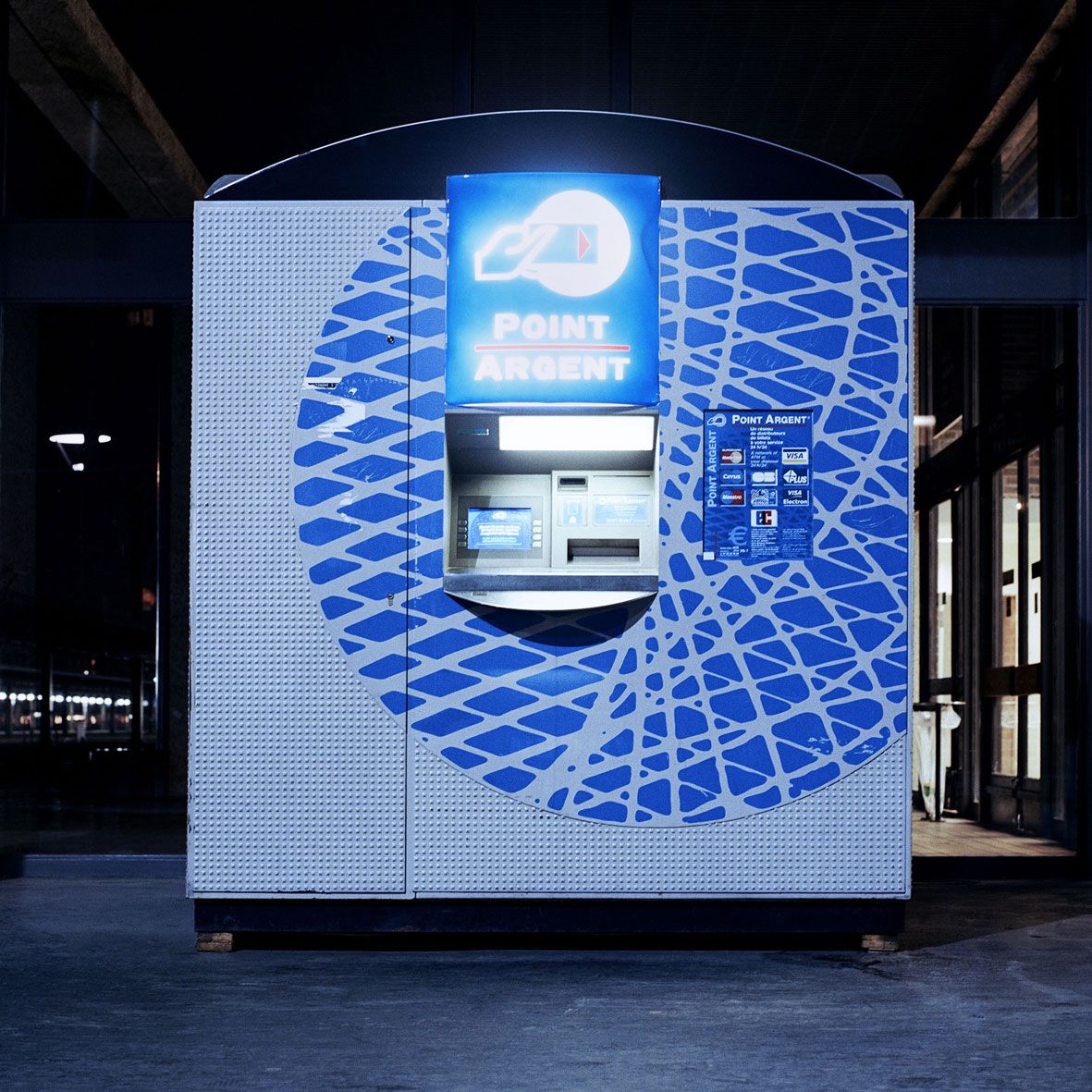 성지연 〈현대적 편안함_ATM〉, 2003, 아카이벌 피그먼트 프린트, 75 x 75 cm ©성지연