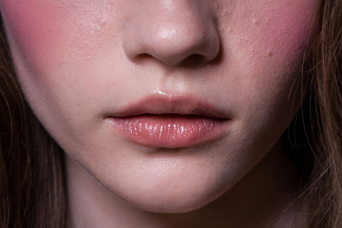 요철과 모공이 도드라지면, 제 아무리 예쁜 컬러를 얹어도 무용지물이다.