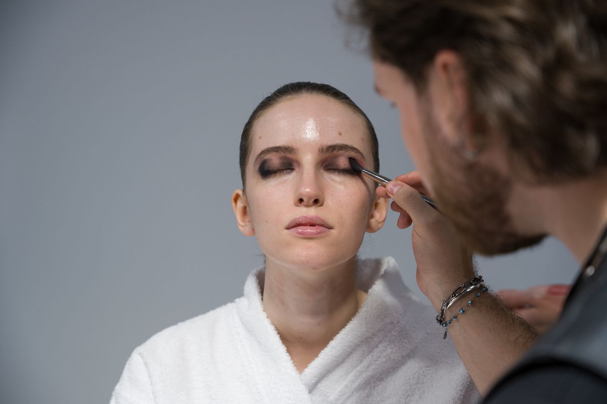 기초공사를 탄탄히 햇다면, 색조를 얹기 전 프라이머를 사용해 매끈한 피붓결로 만들어주자.