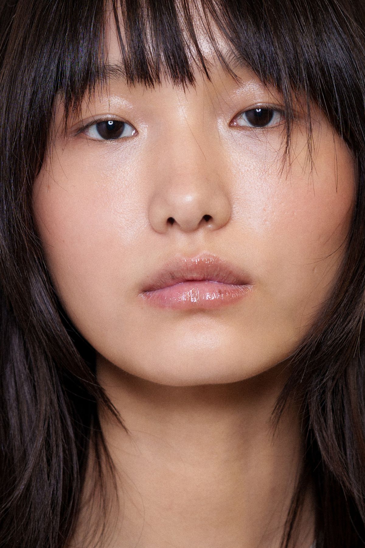 수분감이 가득한 제형을 얇게 바르고, 보송한 마무리감을 지닌 제품으로 혈색을 더해줄 것.