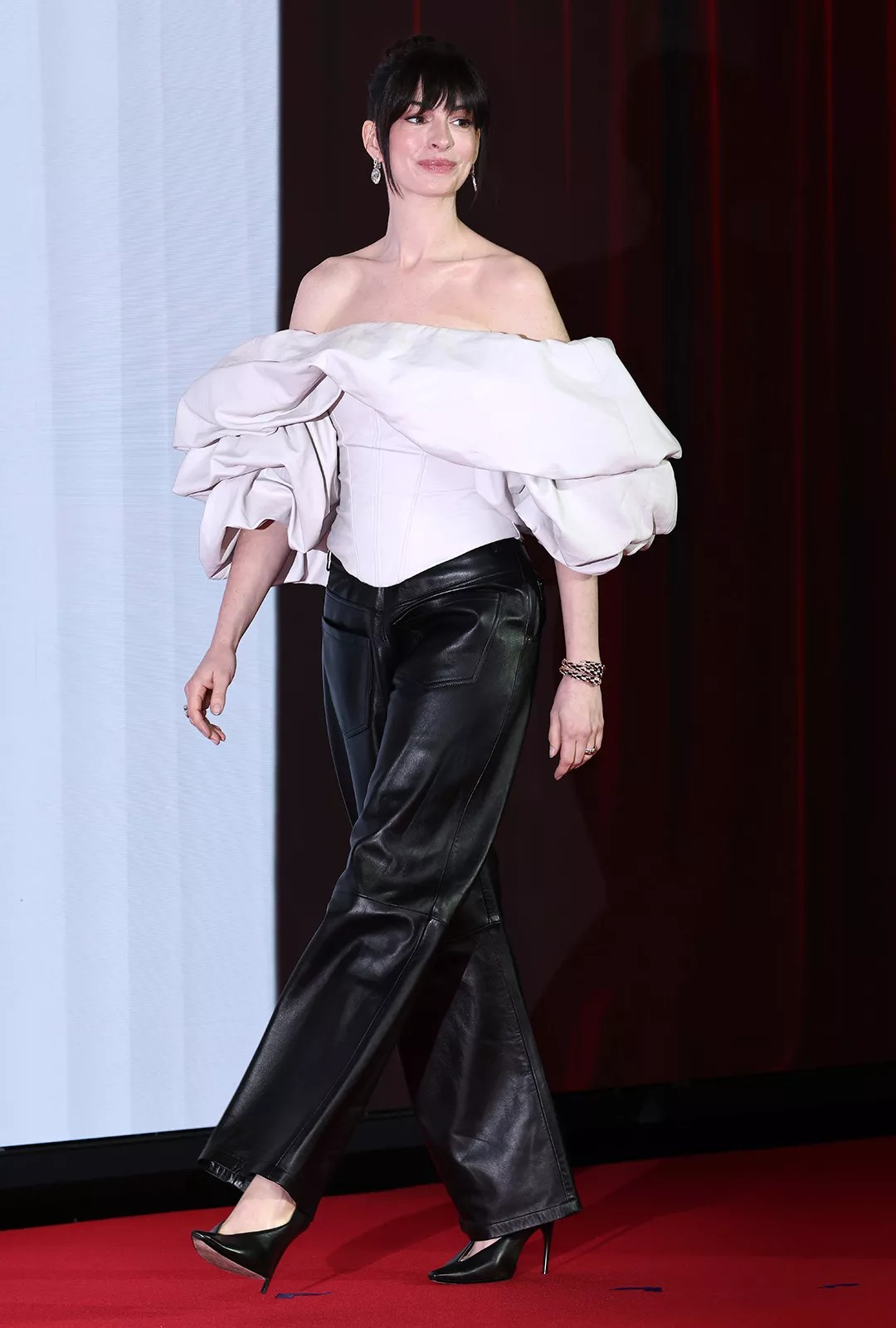 바퀘라 26 봄/여름 컬렉션 룩을 착용한 앤 해서웨이