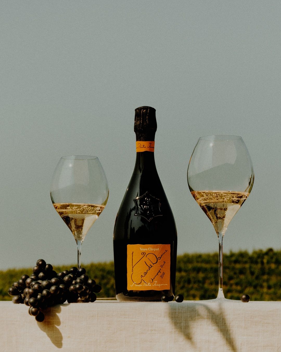 패키지를 벗기면 자크뮈스의 손글씨 로고와 서명이 담겨있다