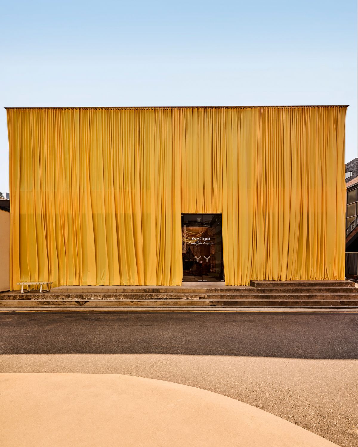  뵈브 클리코가 시몽 포르트 자크뮈스와의 협업을 기념해 오픈한 팝업 '르 살롱'의 외관