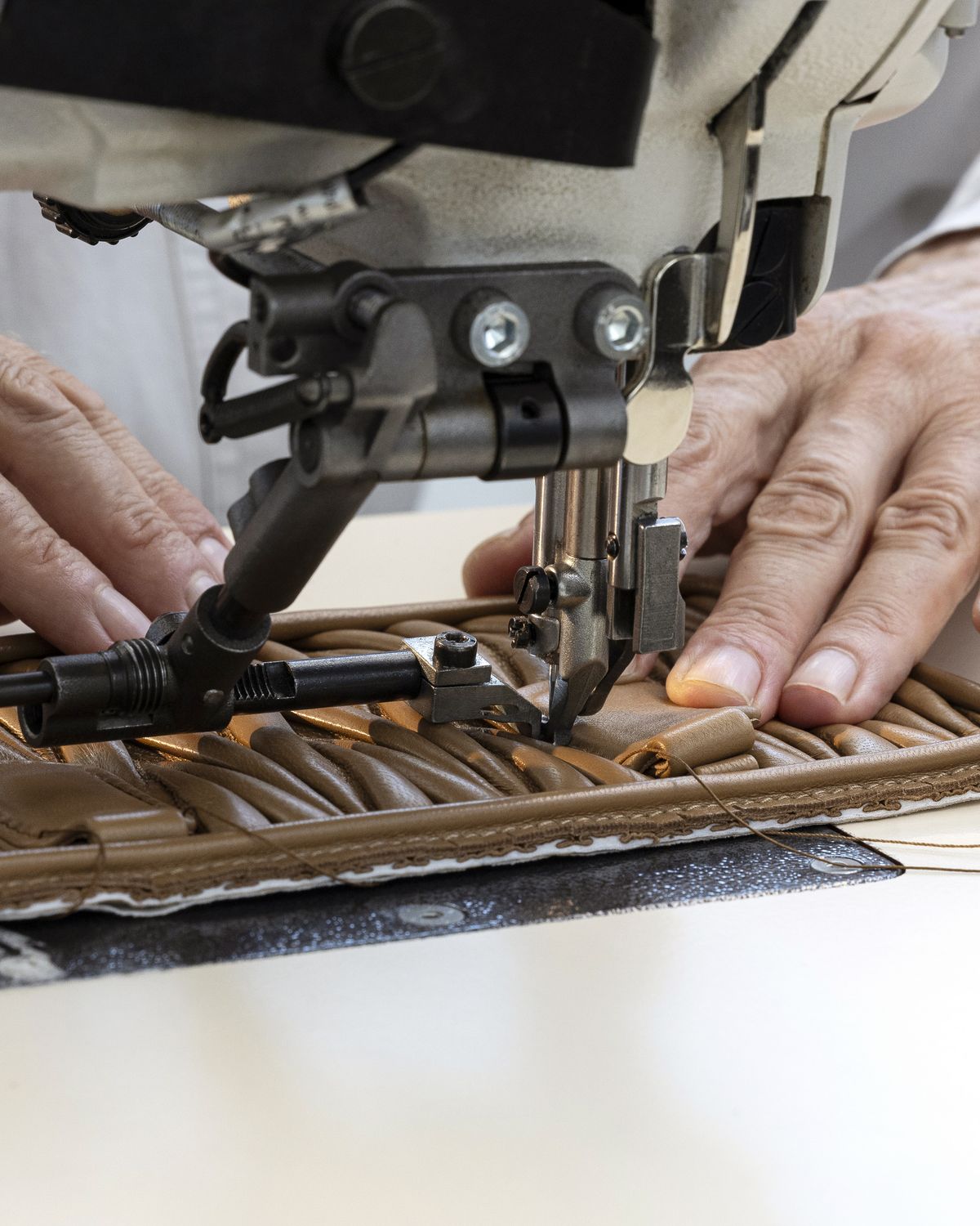 미우미우 마테라쎄 백의 정교한 제작 공정.