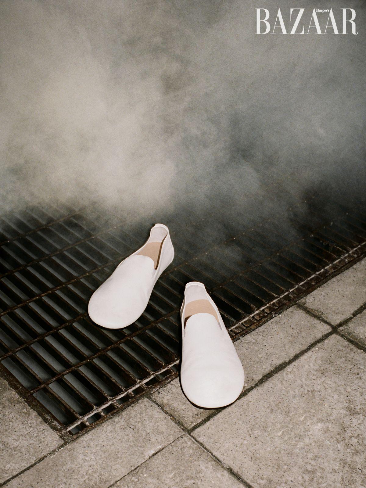 플랫 슈즈는 1백61만원 Bottega Veneta.