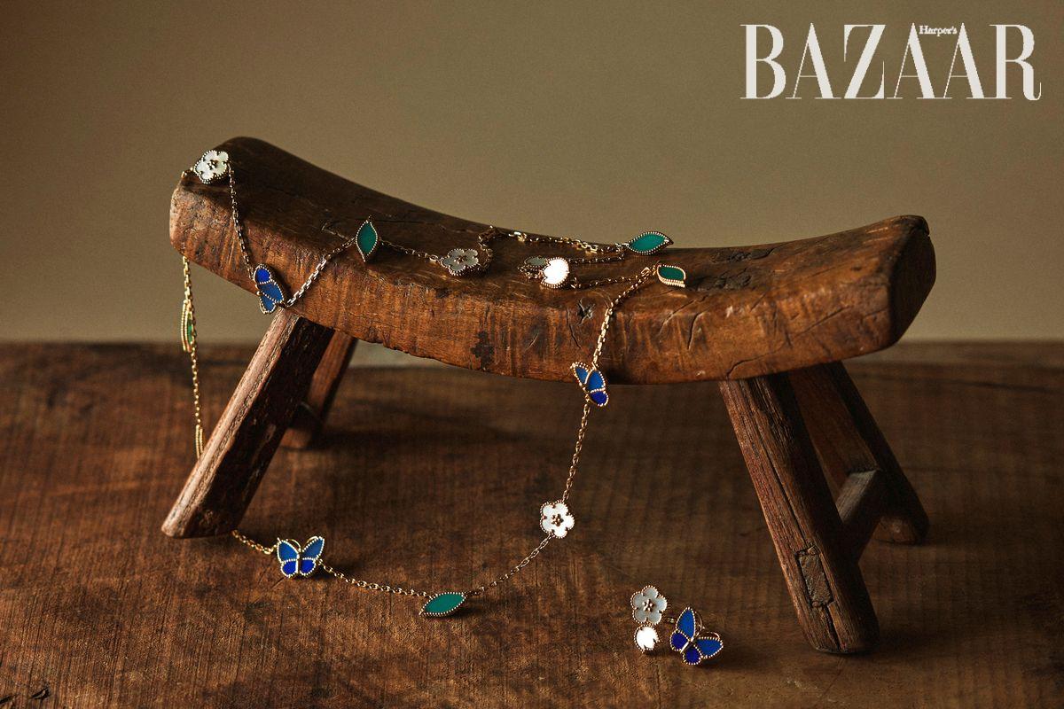 라피스라줄리·머더오브펄· 애거트를 세팅한 소투아르 네크리스, 비트윈 더 핑거 링은 ‘럭키 스프링 버터플라이’ 컬렉션 Van Cleef & Arpels.