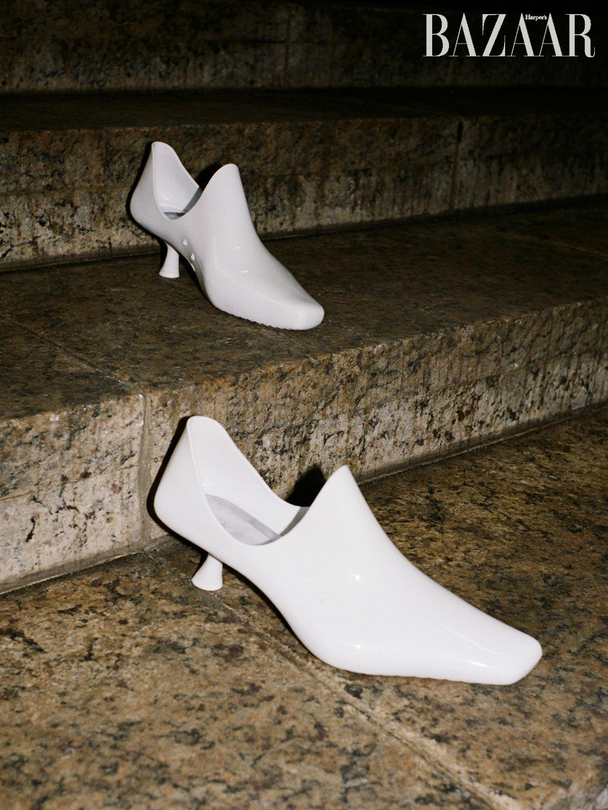 건축적 실루엣의 부티는 가격 미정 Loewe.