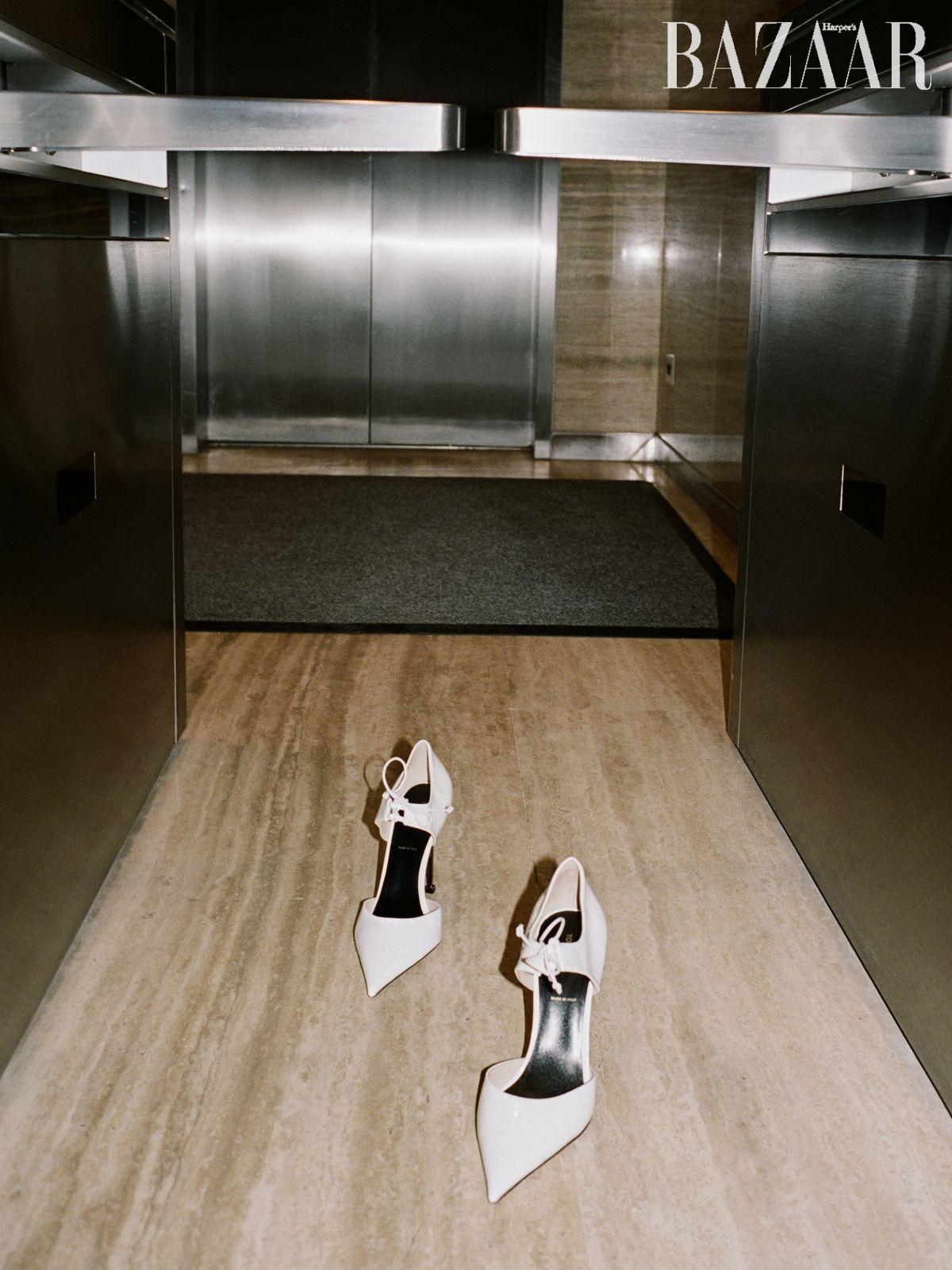 스트링 디테일 펌프스는 2백30만원대 Tom Ford.