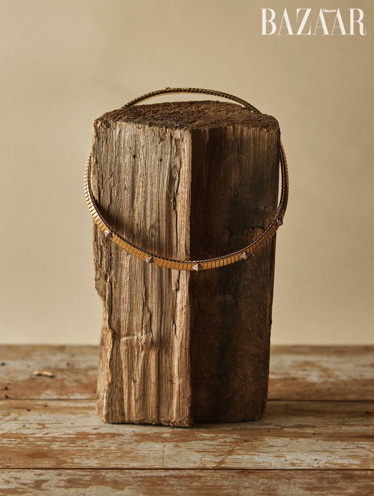 다이아몬드를 세팅한 옐로 골드 소재 ‘투보가스’ 네크리스는 Bvlgari.