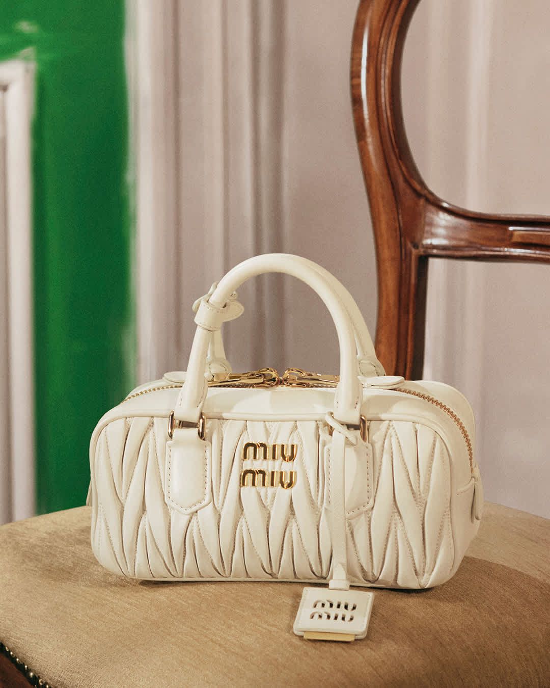 미우미우의 아르카디 마테라쎄 백.