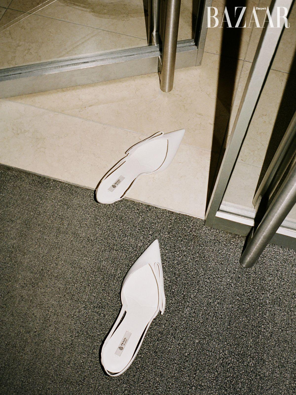 리본 장식 슬링백 힐은 1백80만원 Prada.