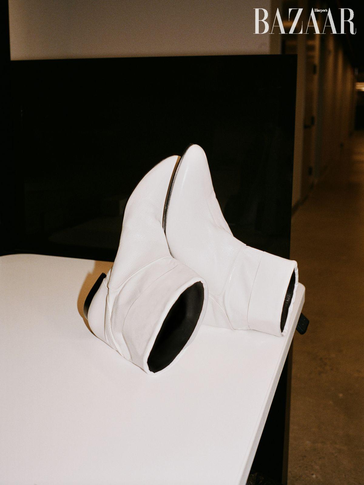 앵클부츠는 1백50만원대 Isabel Marant.