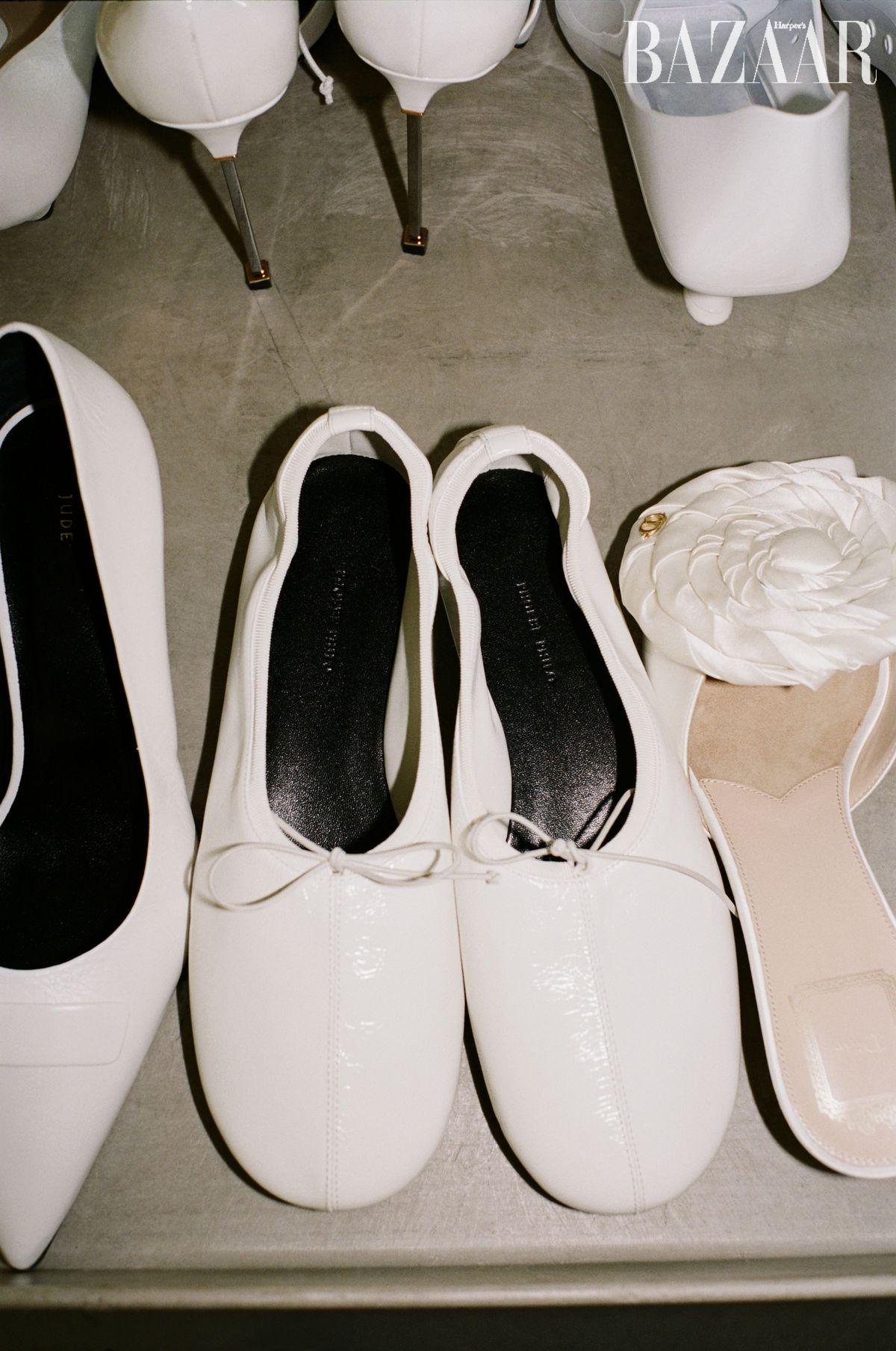 플랫 슈즈는 1백20만원 Phoebe Philo.