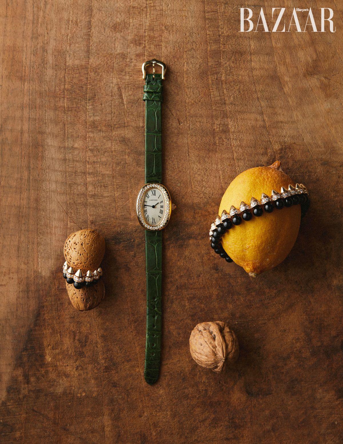 오닉스와 다이아몬드를 세팅한 로즈 골드 소재의 ‘클래쉬 드 까르띠에’ 링과 브레이슬릿, 다이아몬드가 세팅된 옐로 골드 케이스에 가죽 스트랩이 더해진 ‘베누아’ 워치는 모두 Cartier.