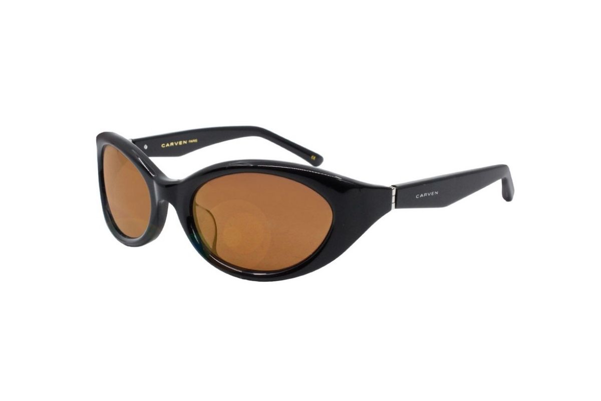 블랙 프레임의 옐로 틴티드 선글라스, 스피드는 카르뱅.