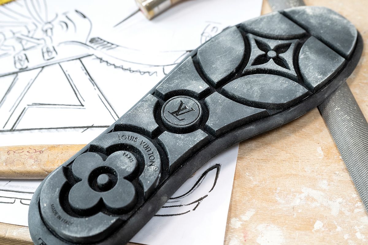 밑창에까지 하우스의 시그너처를 담았다.