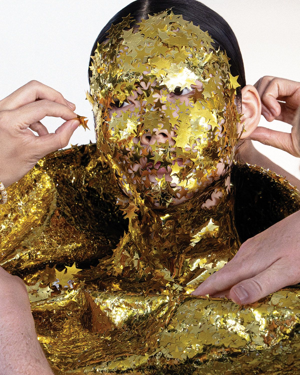 약 15만 개의 골드 스타 스티커로 완성한 마스크와 드레스. 무려 2천975시간을 공들였다. 