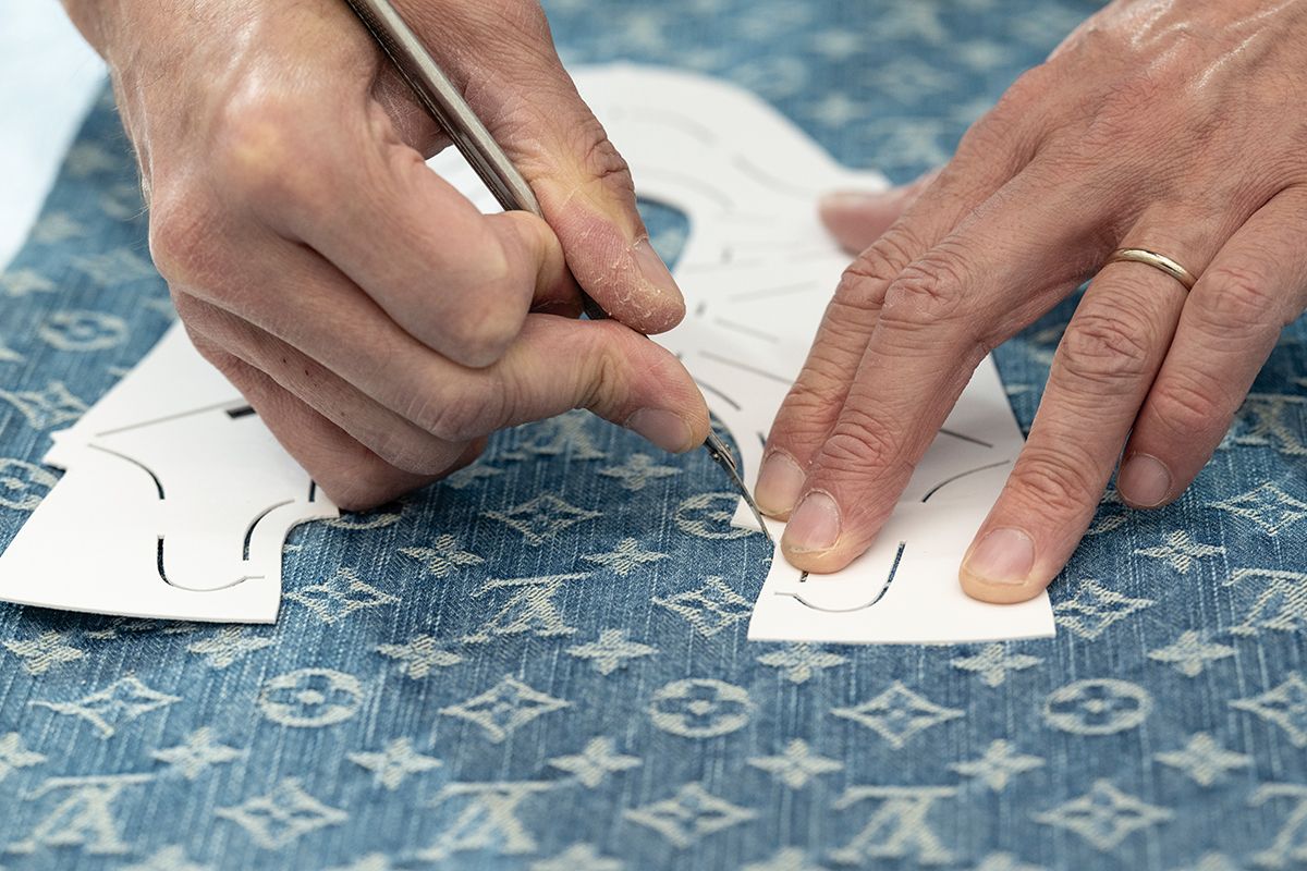 핸드메이드 재단 기술을 선보이는 장인의 모습.