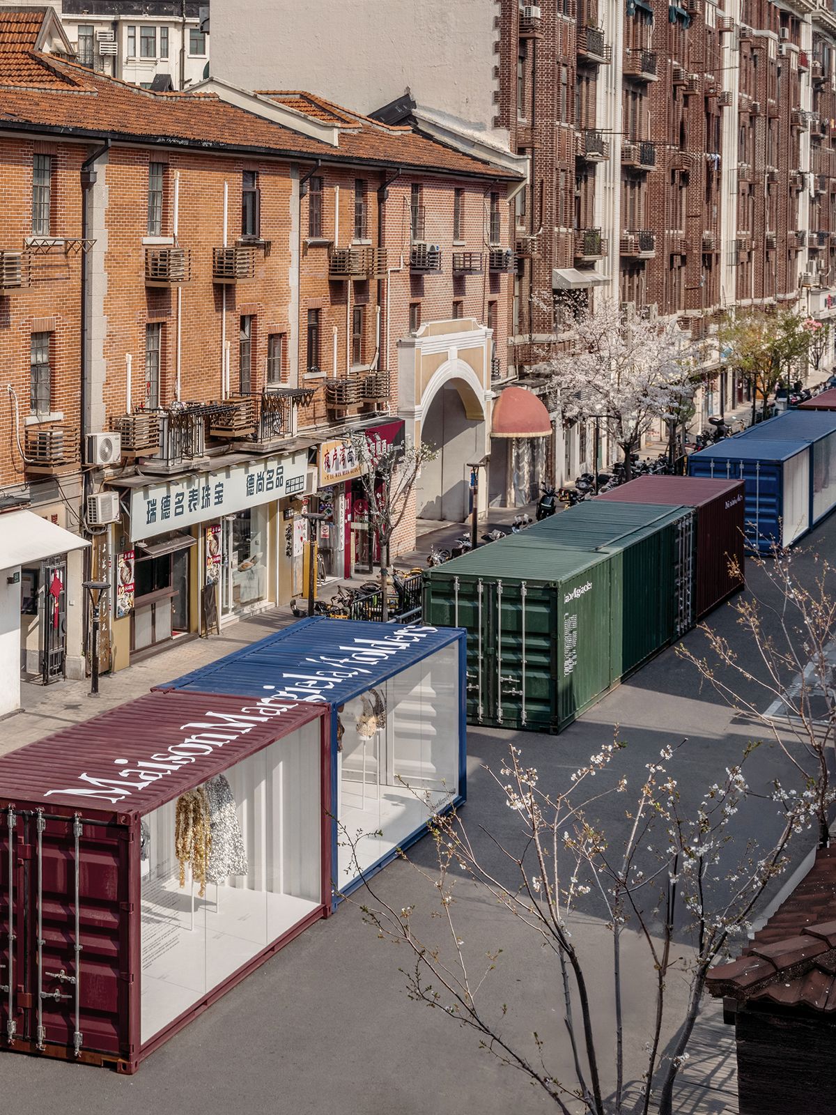 상하이 얀당 로드 한복판에 들어선 컨테이너 박스. 이곳에서 메종 마르지엘라 팀이 직접 큐레이팅한 58개의 아티즈널 룩을 만나볼 수 있었다. 