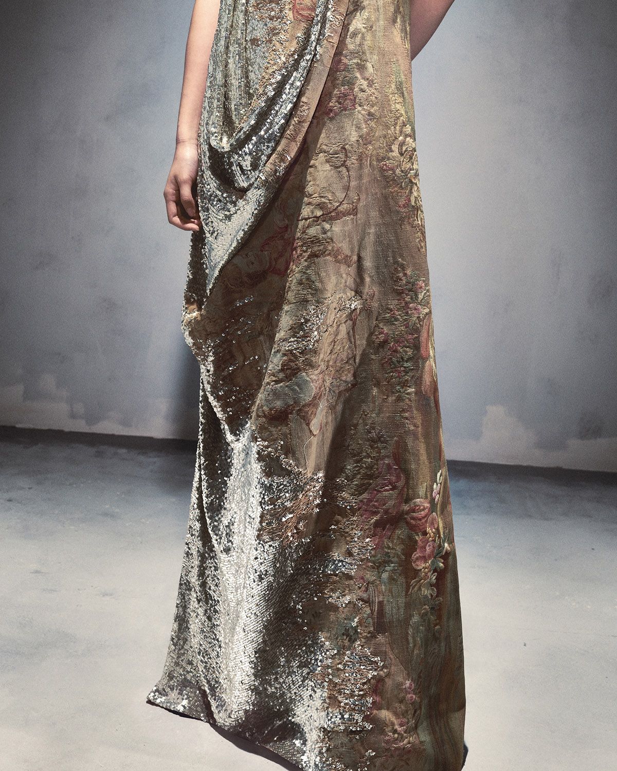 손상된 부분을 메틸릭 시퀸으로 손자수해 복원한 드레이핑 드레스.