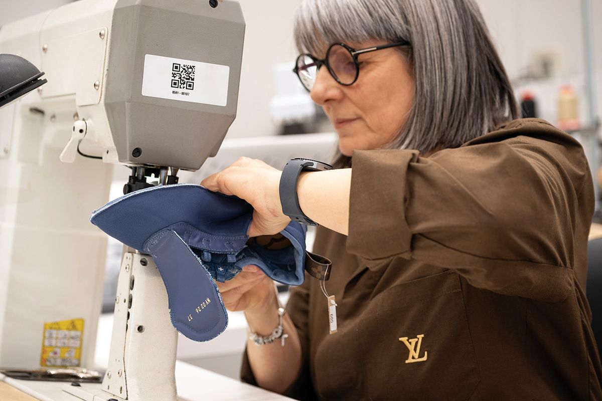 어퍼와 아웃솔을 반대로 맞물리게 봉제 중이다. 