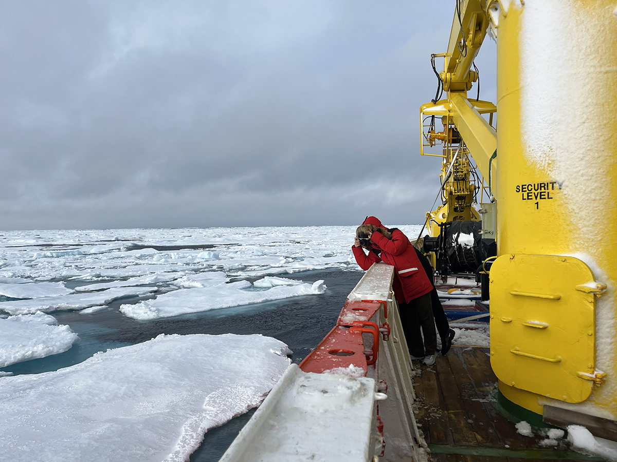 보퍼트해(Beaufort Sea)의 얼음 바다 위, 아라온호에서 촬영 중인 강현선 작가.
