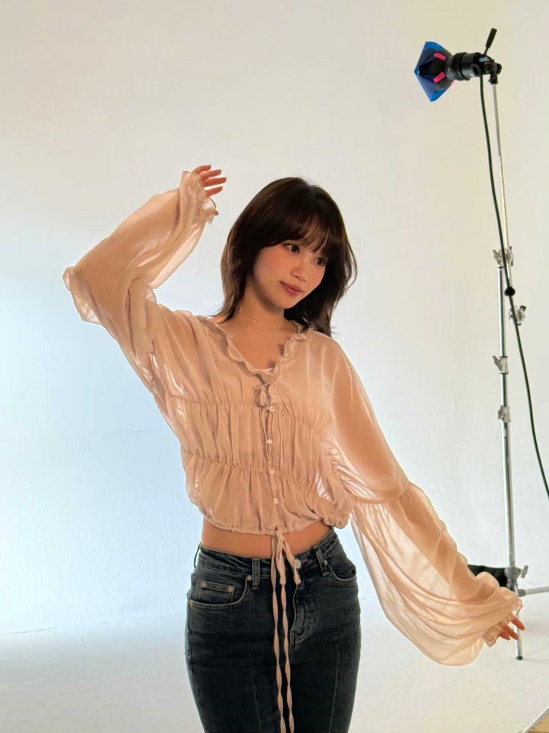 시스루 블라우스로 페스티벌 무드를 드러낸 김채원 / @_chaechae_1