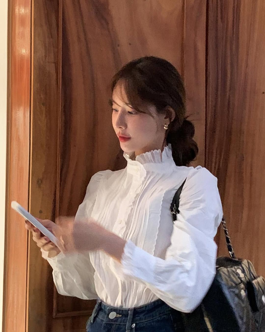 하이넥 디자인의 블라우스로 포멀한 봄 데이트 룩을 연출한 이나연 / @inayommi