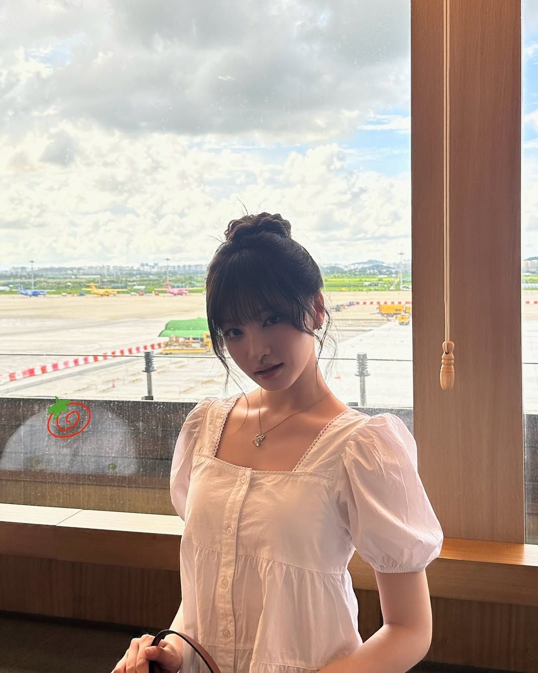 퍼프 소매와 작은 레이스 디테일로 로맨틱한 분위기를 완성한 리즈 / @liz.yeyo