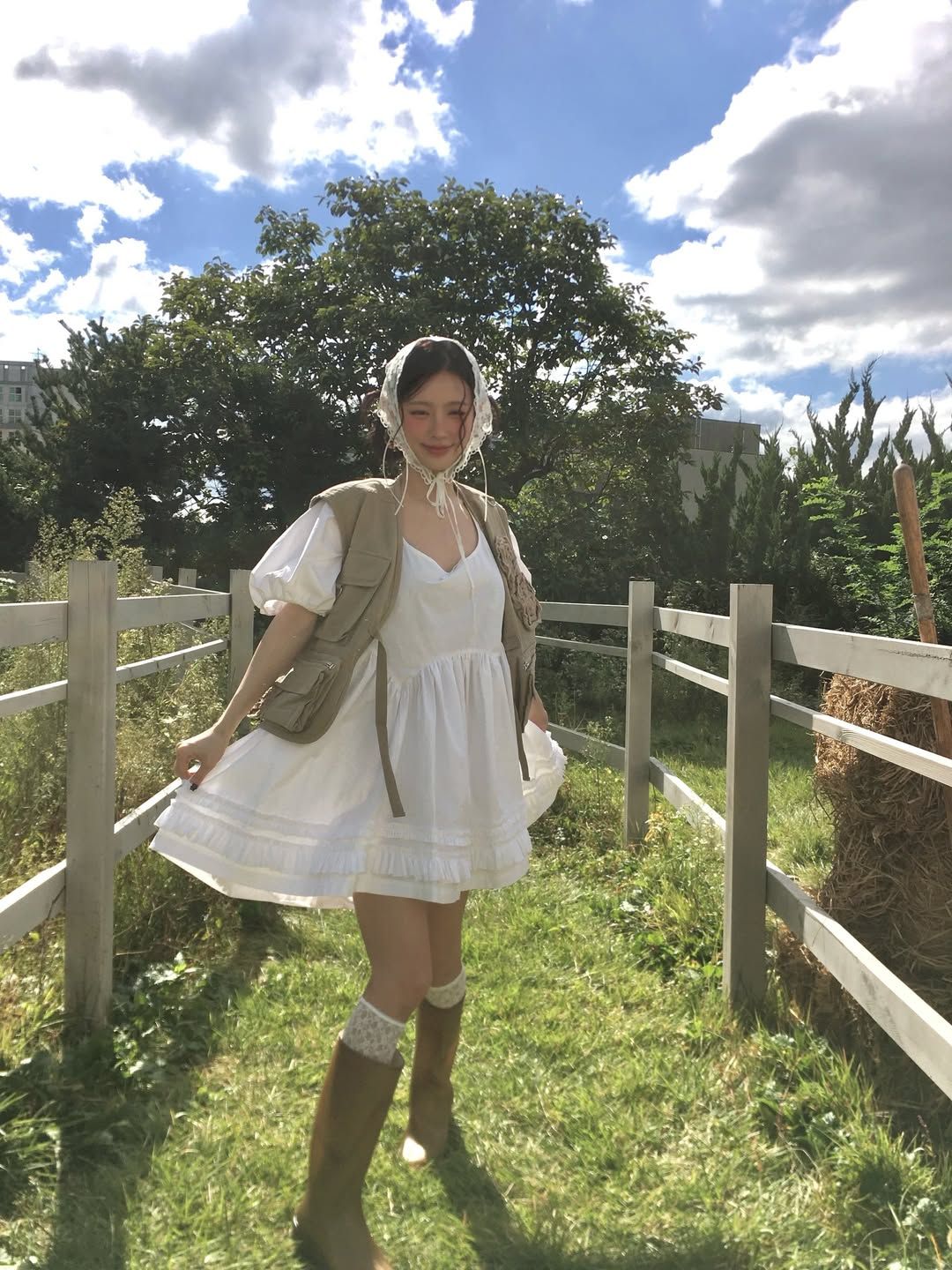 부드러운 레이스 헤드 스카프로 동화적인 느낌을 연출한 미연 / @noodle.zip