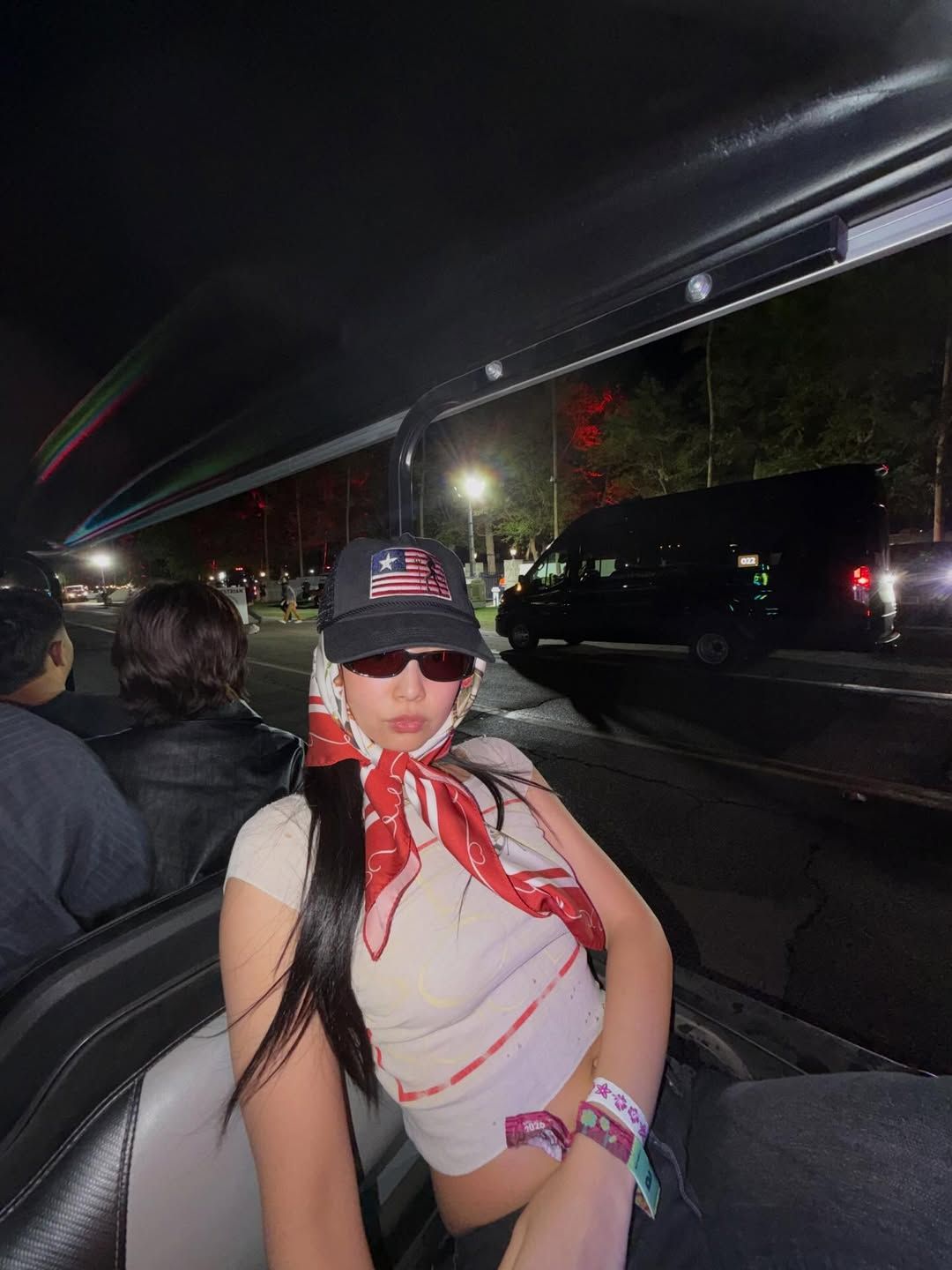 헤어 스카프와 볼캡을 함께 착용해 자유로운 페스티벌 무드를 완성한 제니 / @jennierubyjane